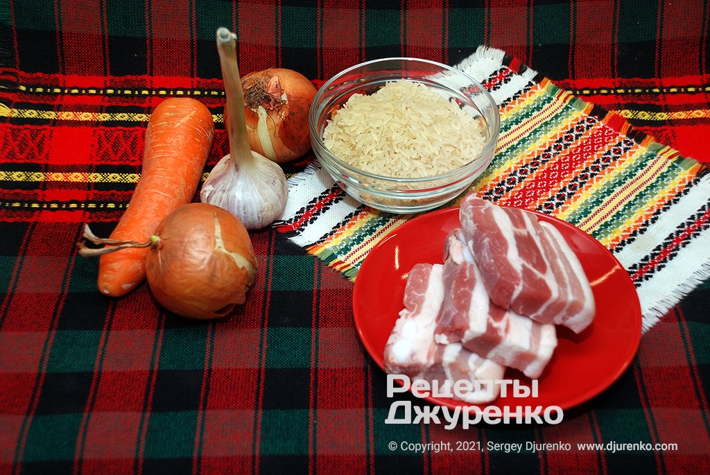 Овощи, рис и мясо для приготовления плова.