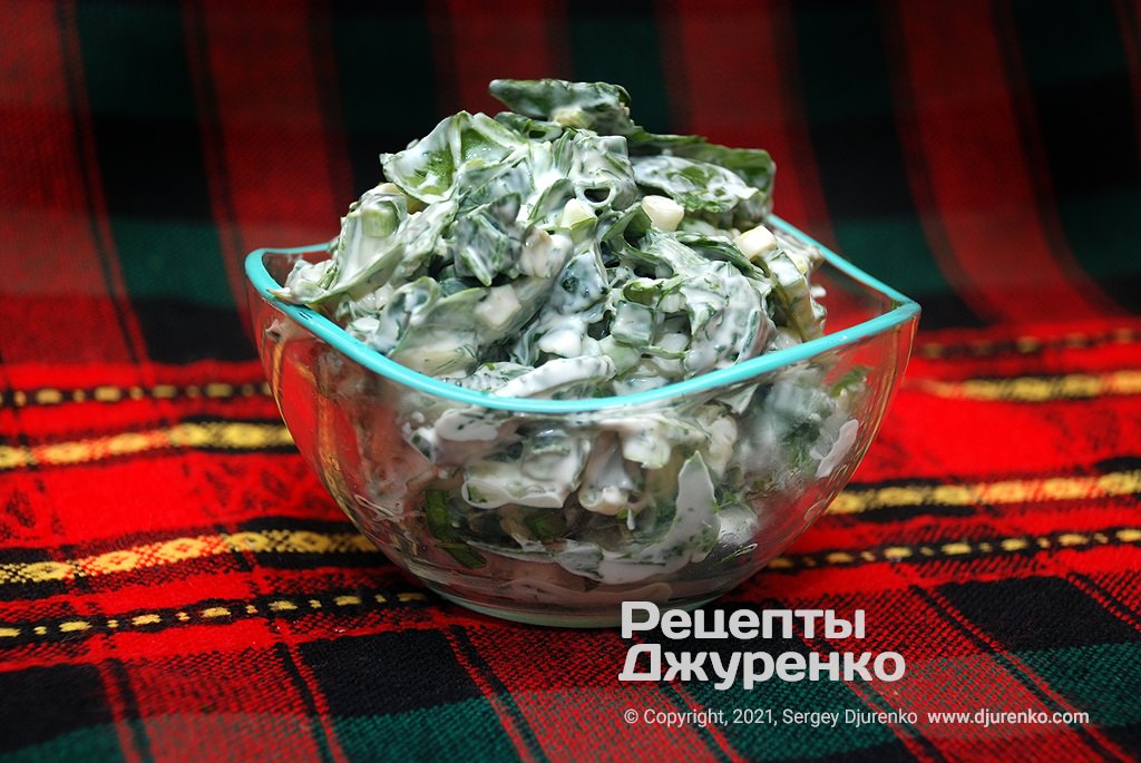 Готова страва Салат з часником, огірками, шпинатом і зеленню