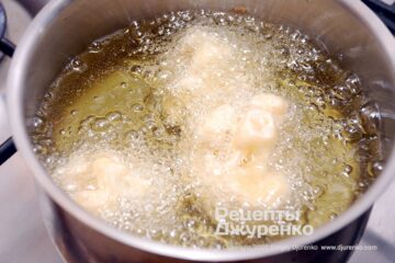 Выложить кусочки капусты в кипящее масло.