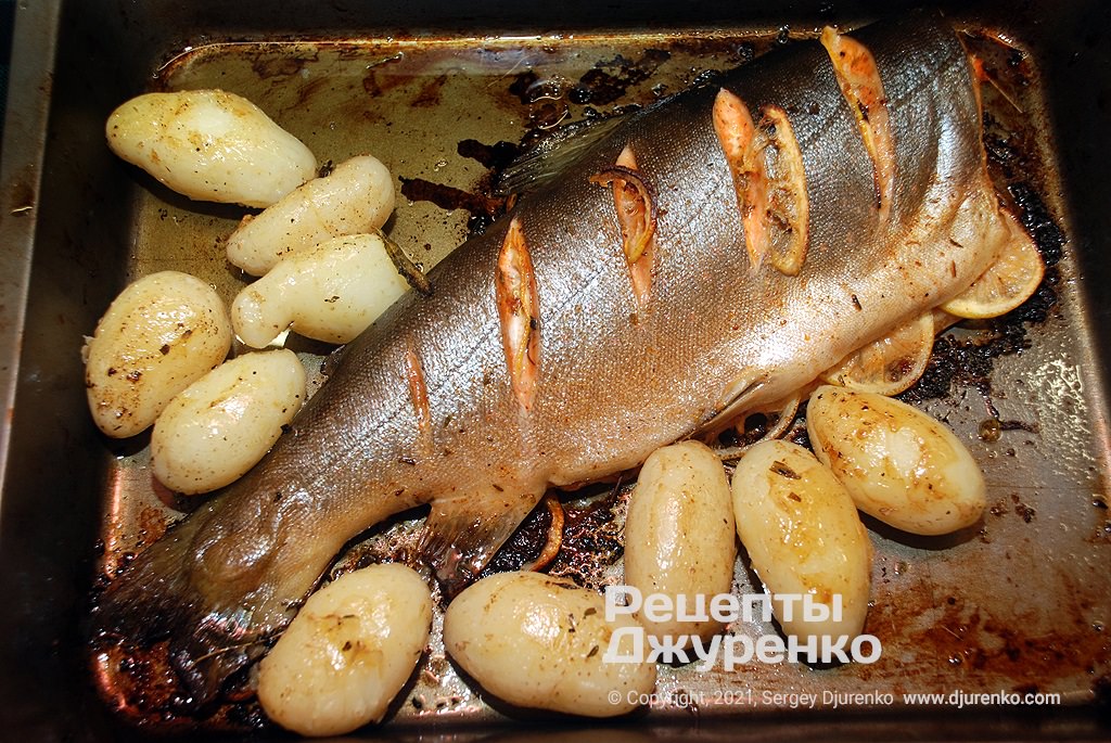 Одновременно с рыбой стоит обжарить картофель, предварительно его отварив.