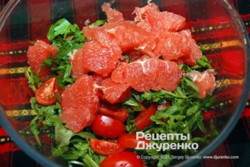 Очистить ломтики грейпфрута от пленок и добавить его в салат.