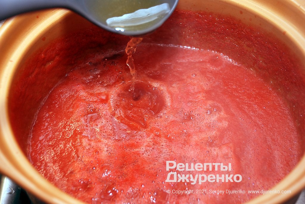 Измельченную мякоть томатов нагреть и соединить с куриным бульоном.