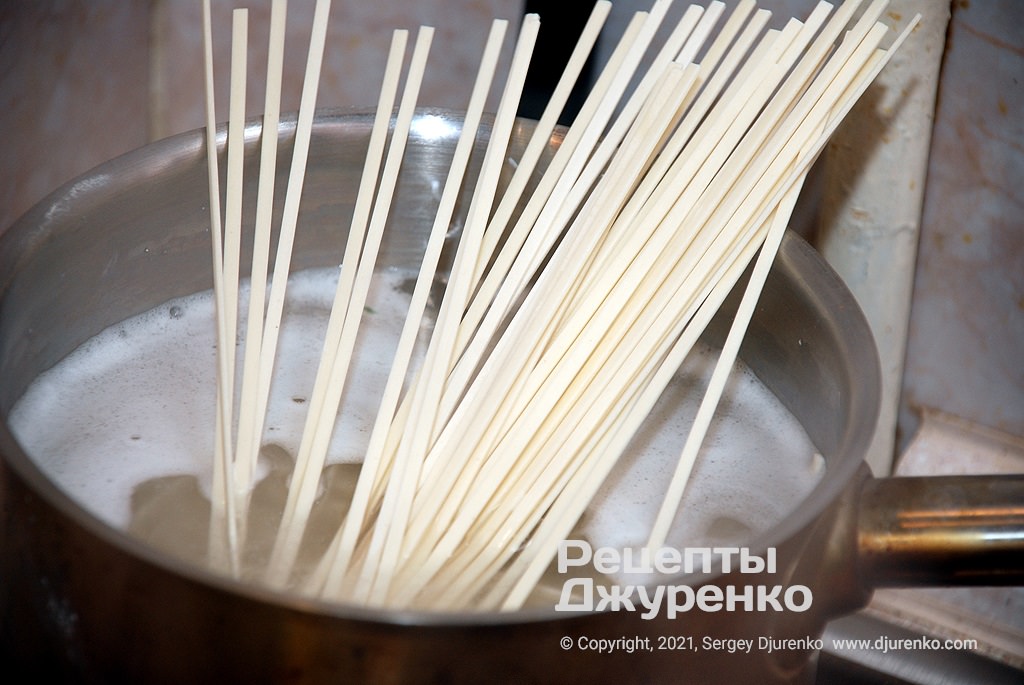 Лапшу сварить до готовности в обычной воде.