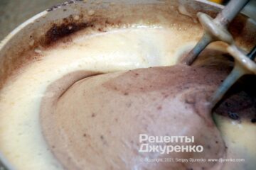 Смешать яичную пену с какао, разрыхлителем и пшеничной мукой.