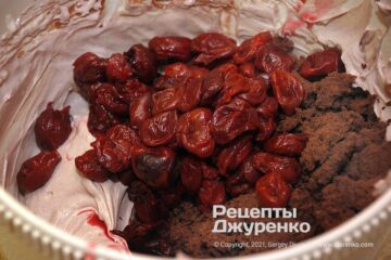 Добавить в крем какао - часть крема отложить, а к остальному добавить вишни.