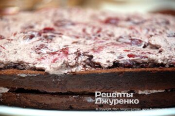 Коржи пропитать вишневым соком и обильно смазать кремом с пьяными вишнями.