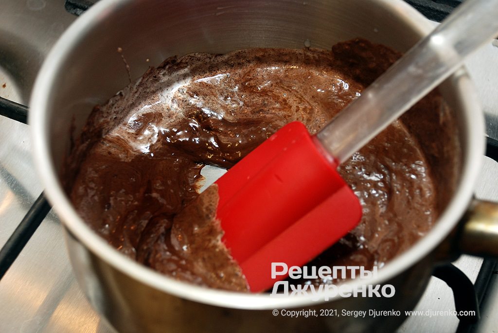 Приготовить ганаш - растопить шоколад и сливки.