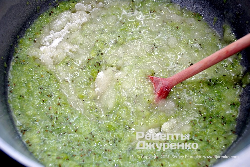 Варить джем с сахаром, лимонным соком и небольшой добавкой бренди.