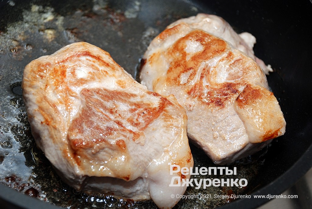 Обжарить куски мяса в жире до румяной корочки.