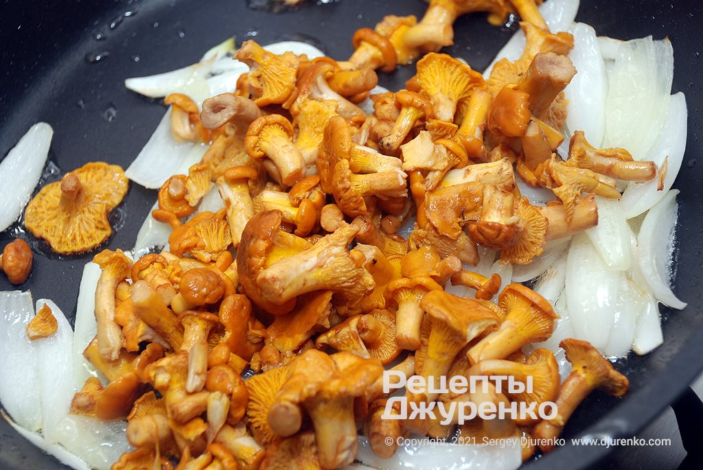 Обжарить нарезанный соломкой лук на растительном масле и добавить подготовленные грибы.