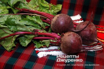 Молода свекла с ботвой.