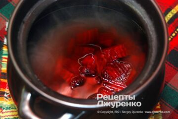 Свеклу очистить, нарезать и смешать с отваром - поставить на холод.