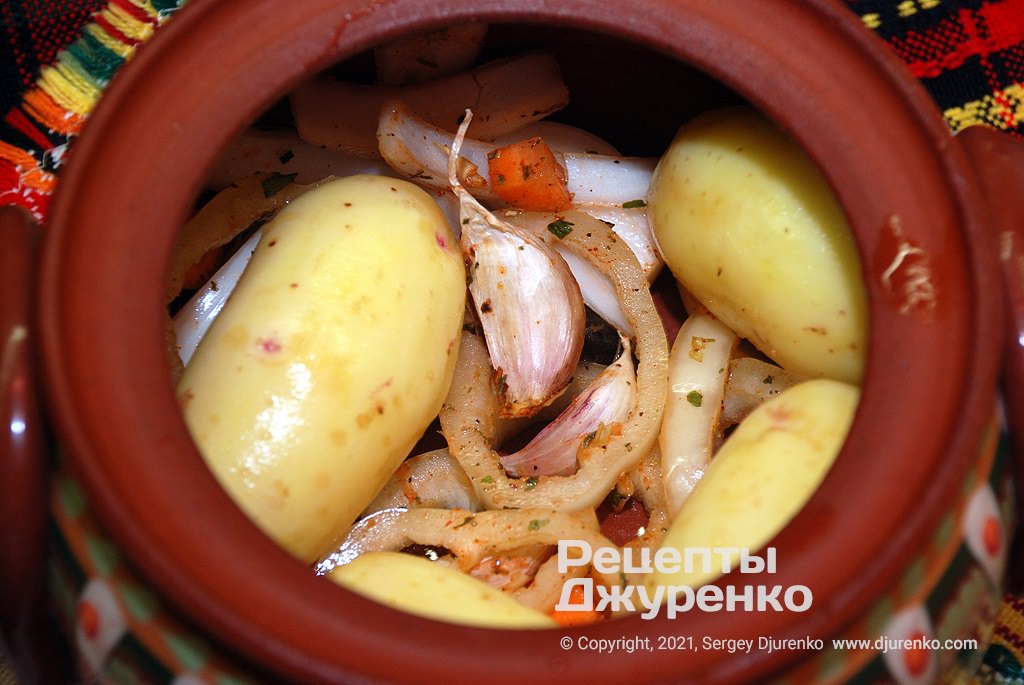 Укласти в горщик частину овочів, потім шматки курки і картоплю.
