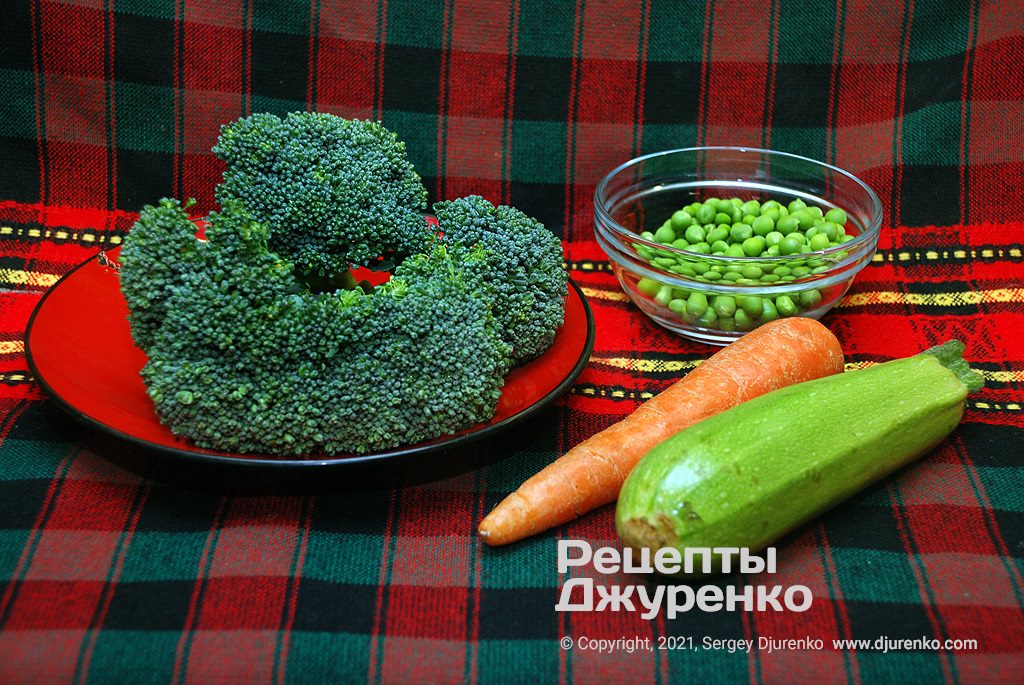 Молодые овощи - морковка, зеленый горошек, кабачок и брокколи.