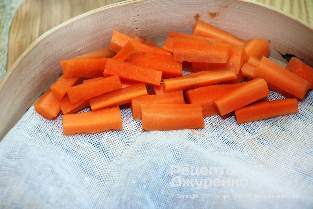 Очистить морковку и нарезать ее брусочками - варить на пару 3-4 мин.