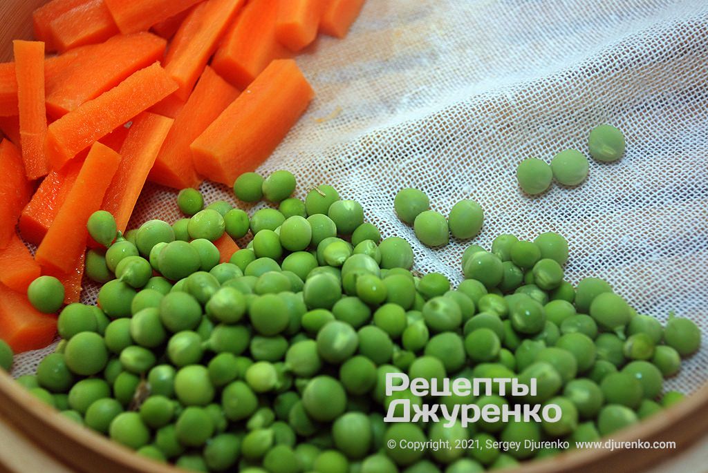 Добавить очищенный зеленый горошек и варить вместе с морковкой 3 мин.