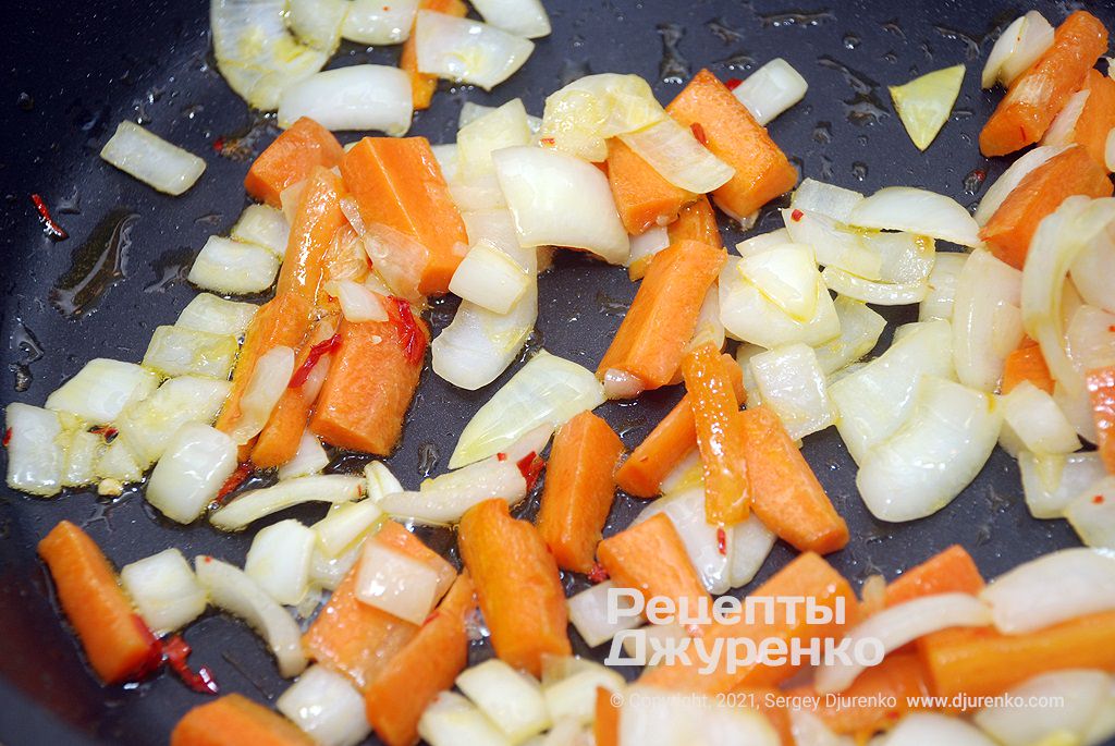 Обсмажити в ароматизованій олії моркву і цибулю.