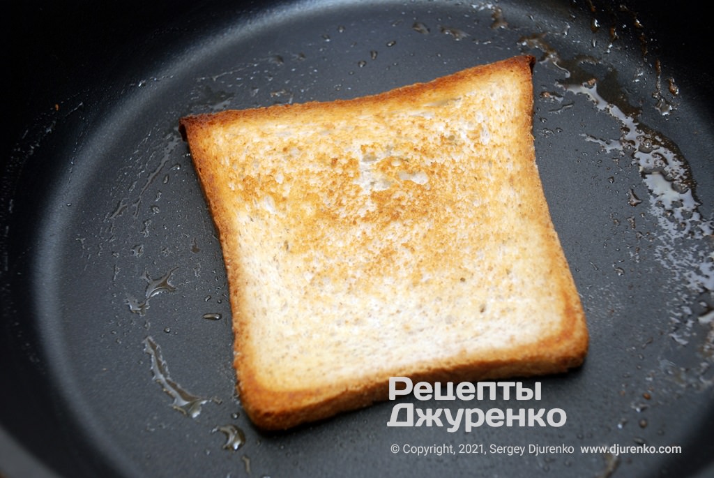 Очень вкусно сочетается салат с поджаренными в масле тостами - рекомендую.