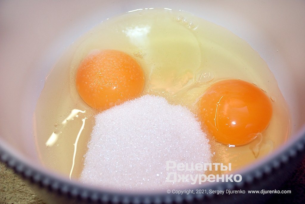 Миксером взбить яйца, сахар и ароматизаторы.