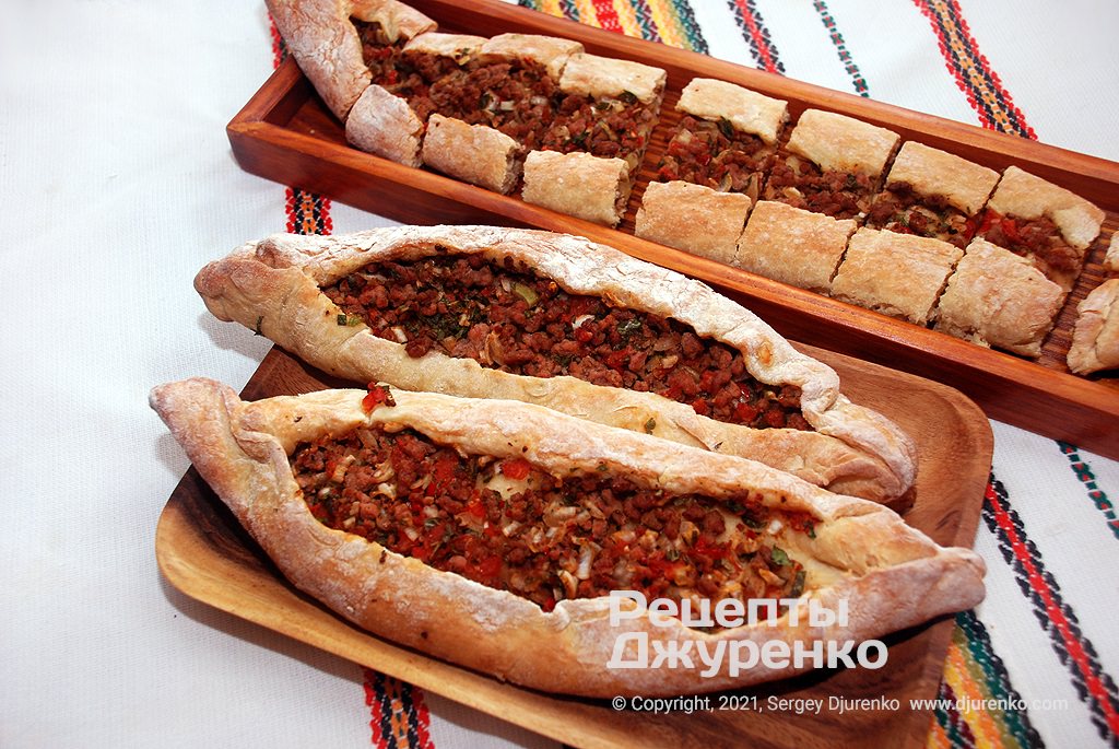 Готова страва Піде - турецькі коржі з яловичиною, зеленню та овочами
