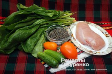 Шпинат, овощи, куриное филе и зеленая чечевица - основные ингредиенты.