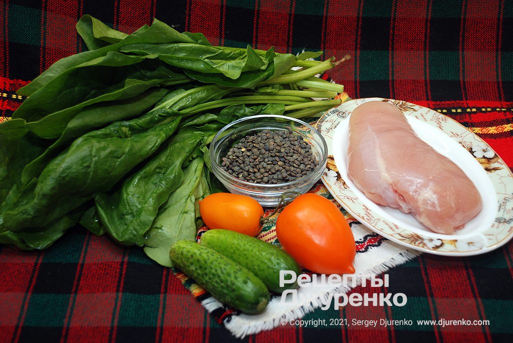 Шпинат, овощи, куриное филе и зеленая чечевица - основные ингредиенты.