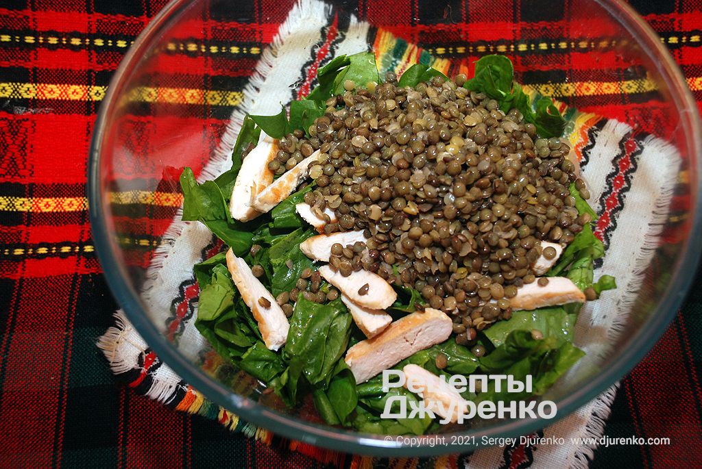 Куриное филе нарезать полосками или кубиками, смешать со шпинатом и чечевицей.