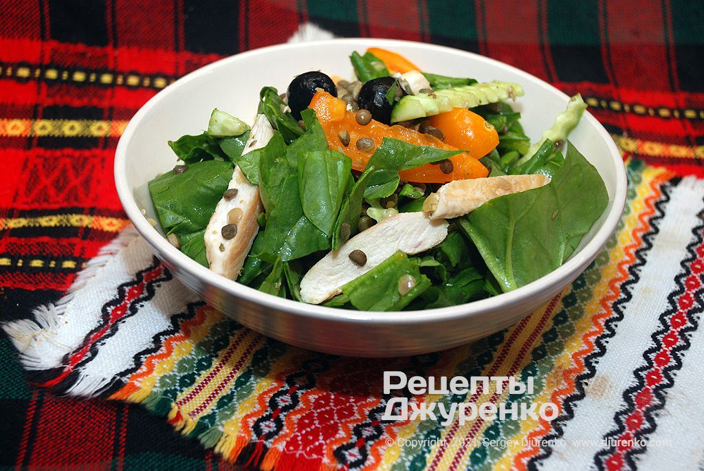 Салат со шпинатом, овощами, оливками и зеленой чечевицей