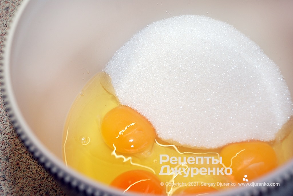Взбить яйца и сахар с добавкой ароматизаторов.