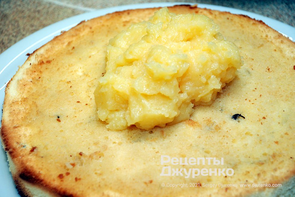 Распределить часть лимонного заварного крема по бисквиту.