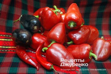 Červená paprika a zelenina na pečení.