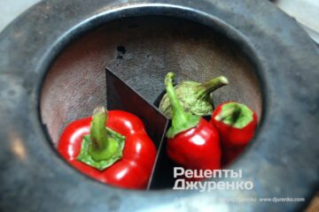 Pečte zeleninu do černého povrchu jakýmkoli možným způsobem.