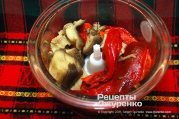 Rozdrťte pepř, chilli a lilek pomocí mixéru.