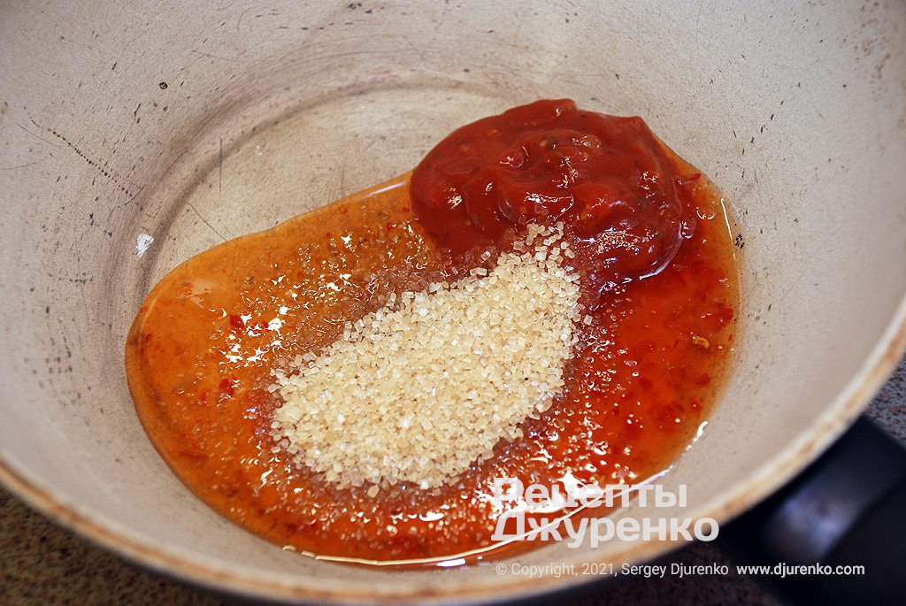 Нагреть в сотейнике острую сальсу, кисло-сладкий соус и коричневый сахар.
