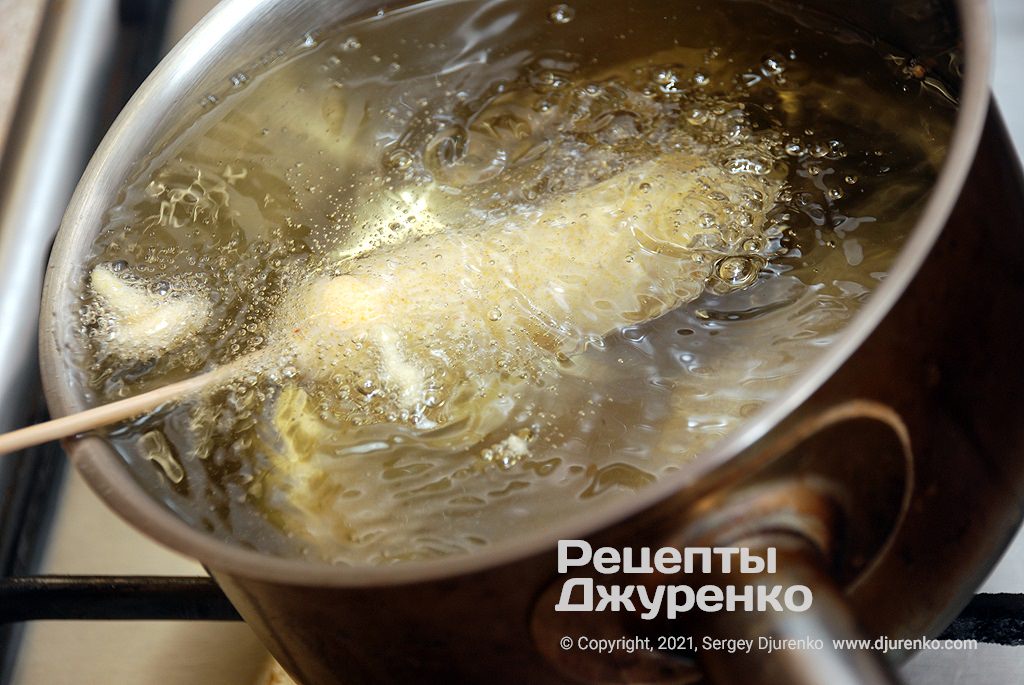 Сразу же опустить сосиску в тесте во фритюр.