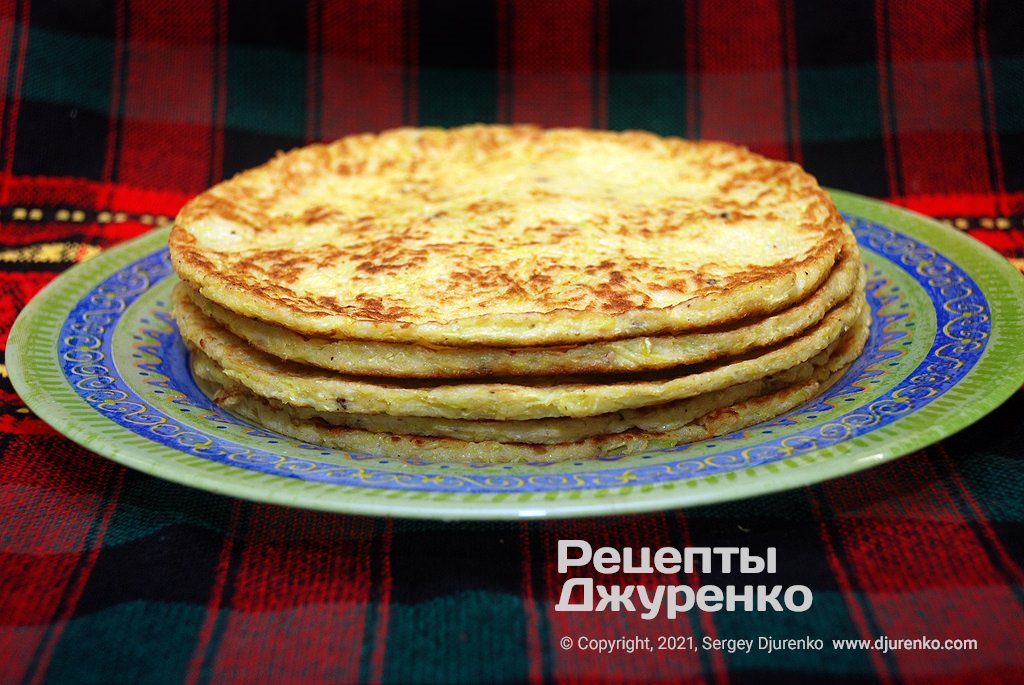 Коржи можно складывать стопкой чтобы они остыли.