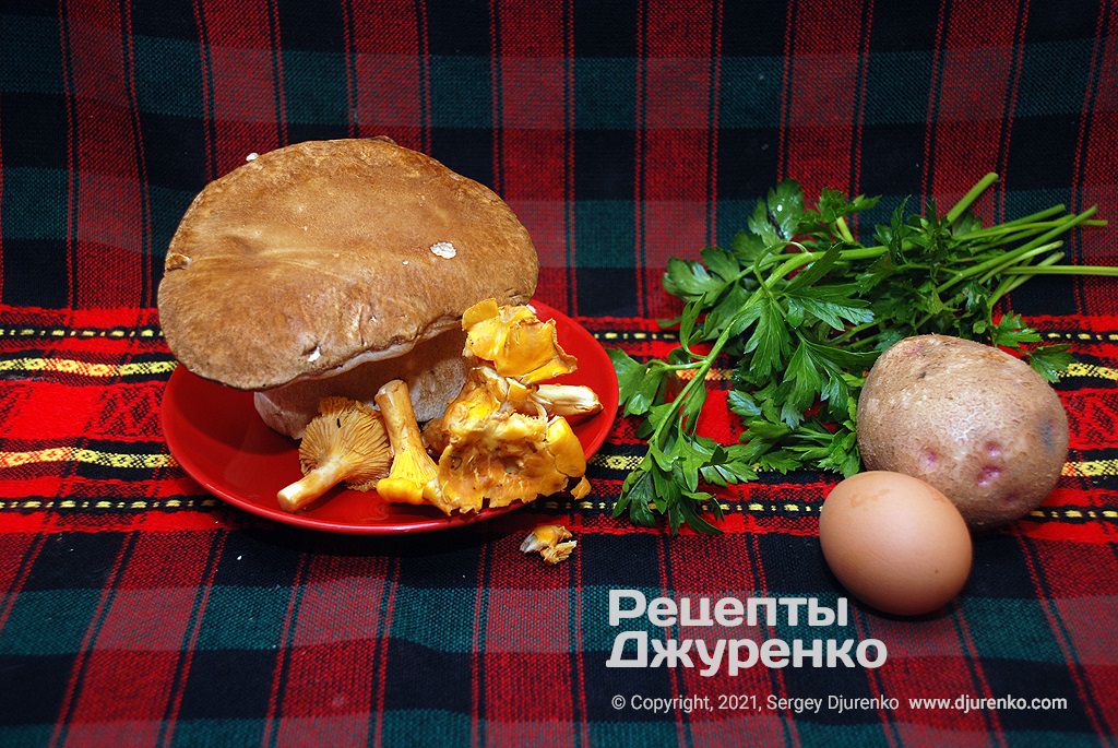 Лесные грибы для бульона и картофель, зелень и яйцо для клецок.