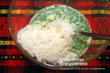Приготовить тесто - смешать яйца и молоко, добавить зелень и картофель, затем муку.