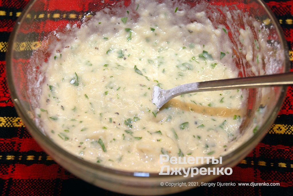 Тесто должно быть достаточно густое, чтобы не расплываться в кипящем супе.