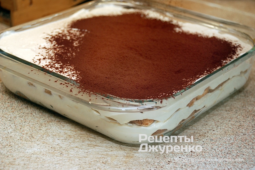 Посыпать верх торта слоем какао-порошка.