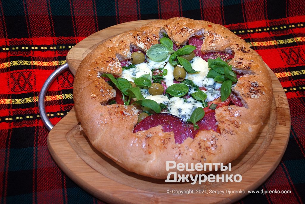 Фото рецепта: Простая пицца в хлебе с начинкой из доступных ингредиентов