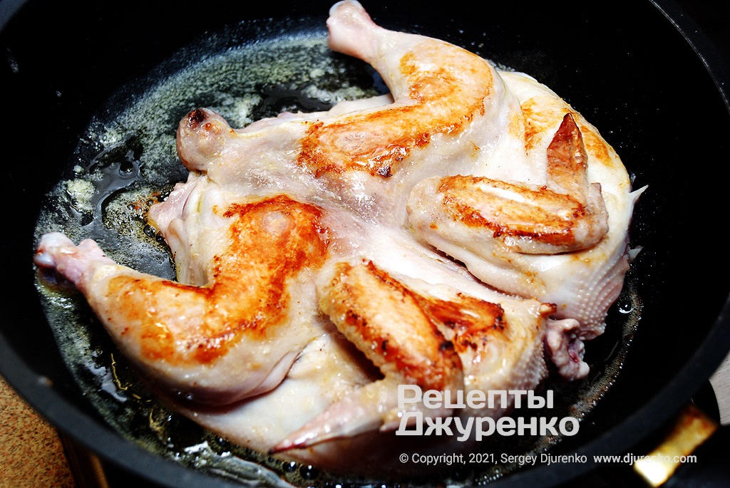 Обжарить цыпленка в сливочном масле.