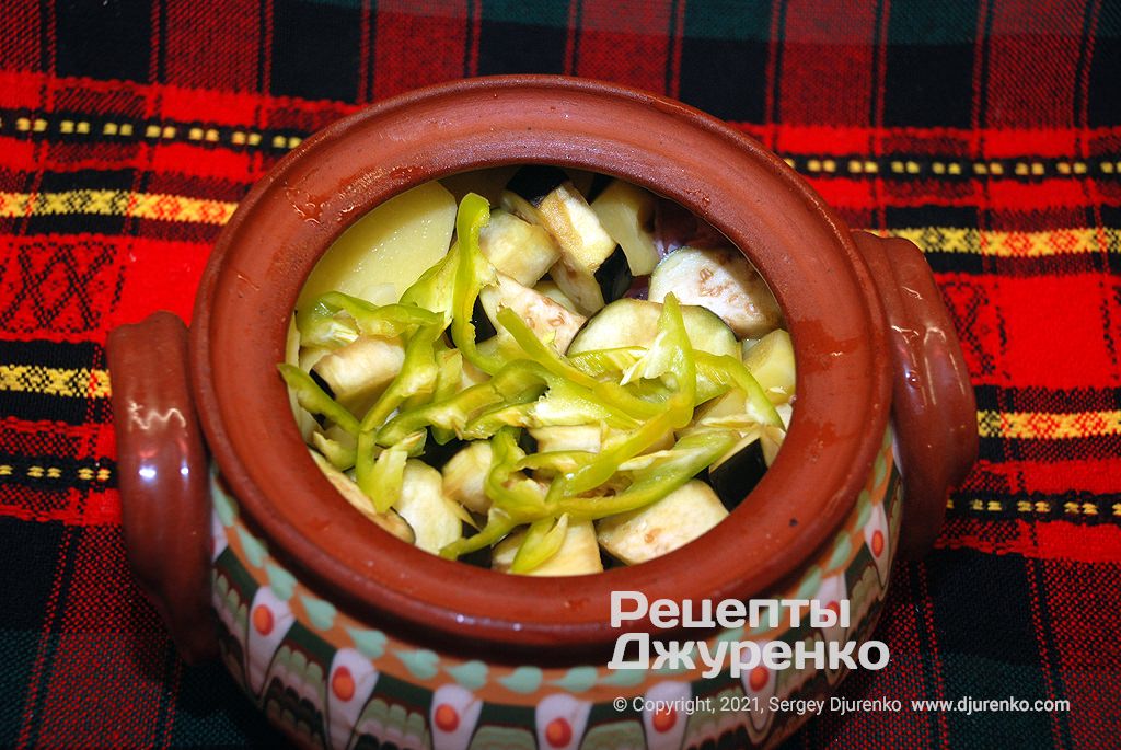 Добавить баклажаны, курдючное сало и, по желанию, острый перец.