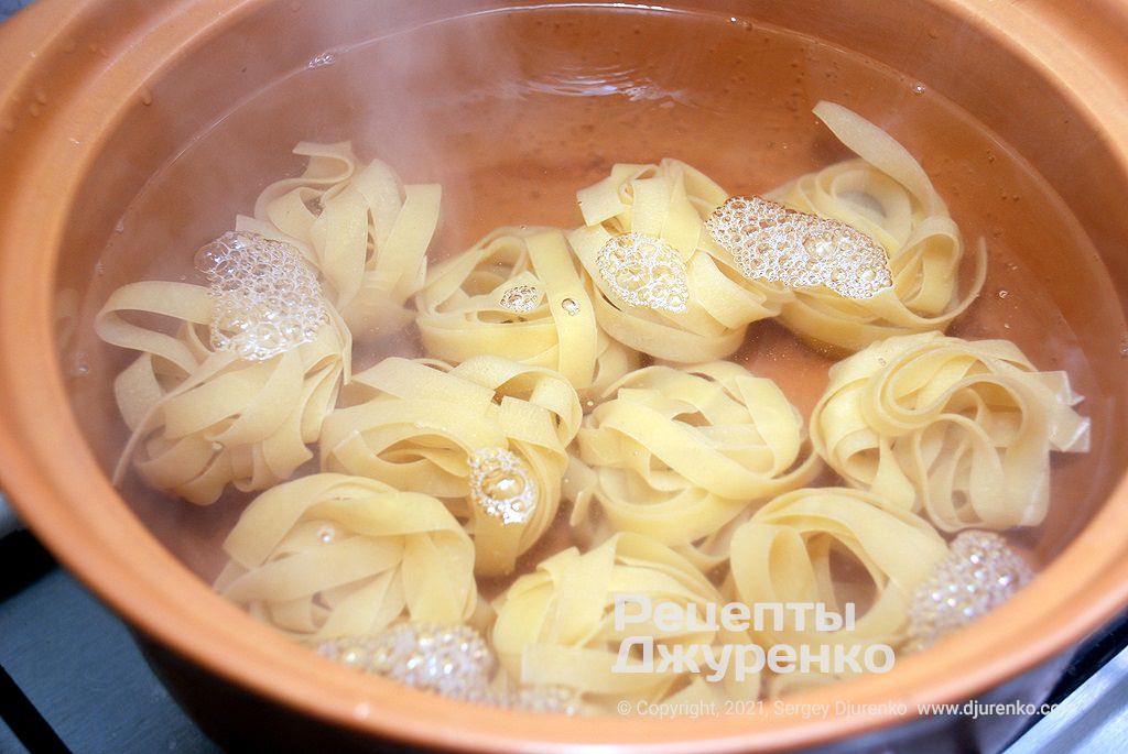 Відварити феттучіні до ступеня готовності al dente.