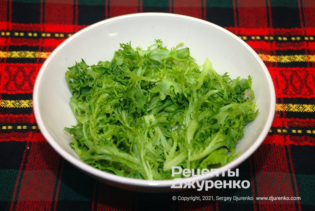 Укласти на дно миски зелений салат.