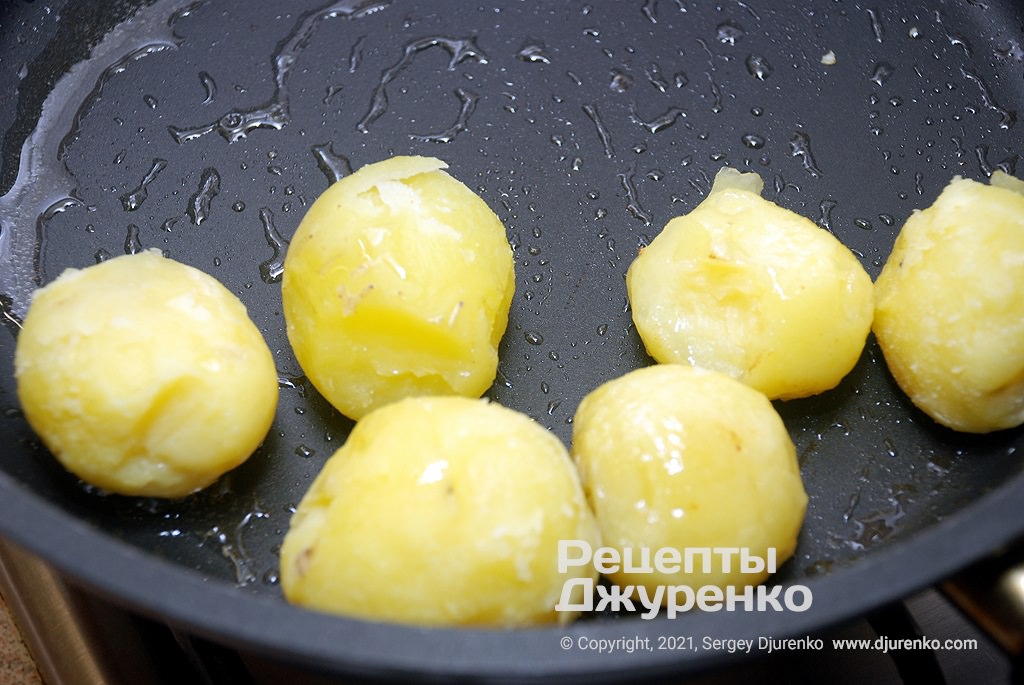Спекти або зварити картоплю, потім обсмажити її в свинячому жирі.
