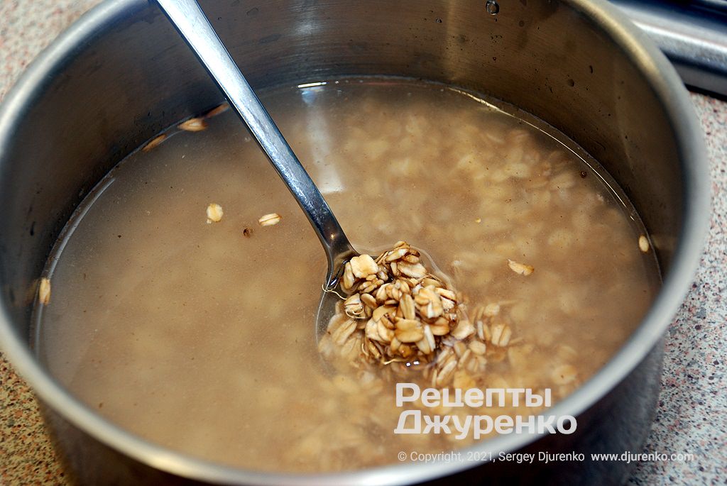 Залить крупу водой и поставить на огонь.