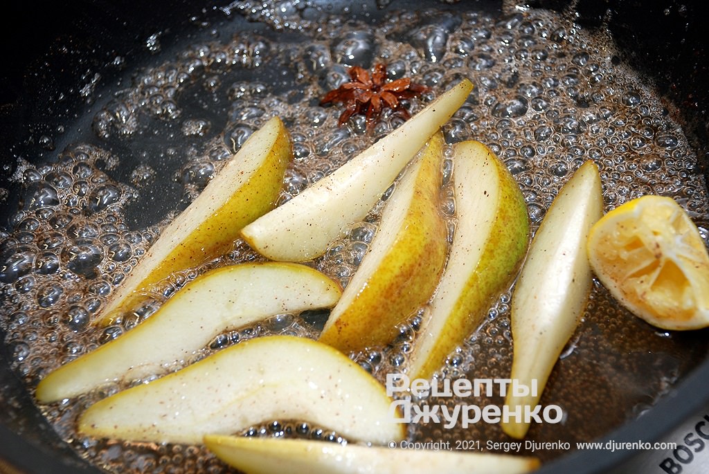 Ломтики груш должны стать мягкими и пропитаться сиропом.