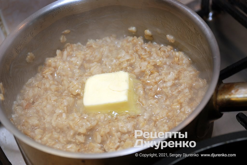 Добавить в овсянку сливки или молоко со сливочным маслом.