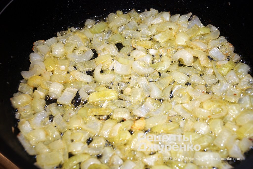 Обсмажити нарізану цибулю в суміші вершкового масла та оливкової олії.